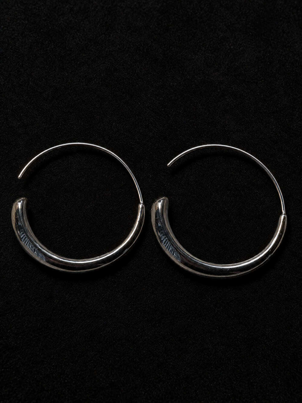 ⚜️ Silver-Tone Hoop Earrings | Minimalist | Graduated Wire Closure 💗